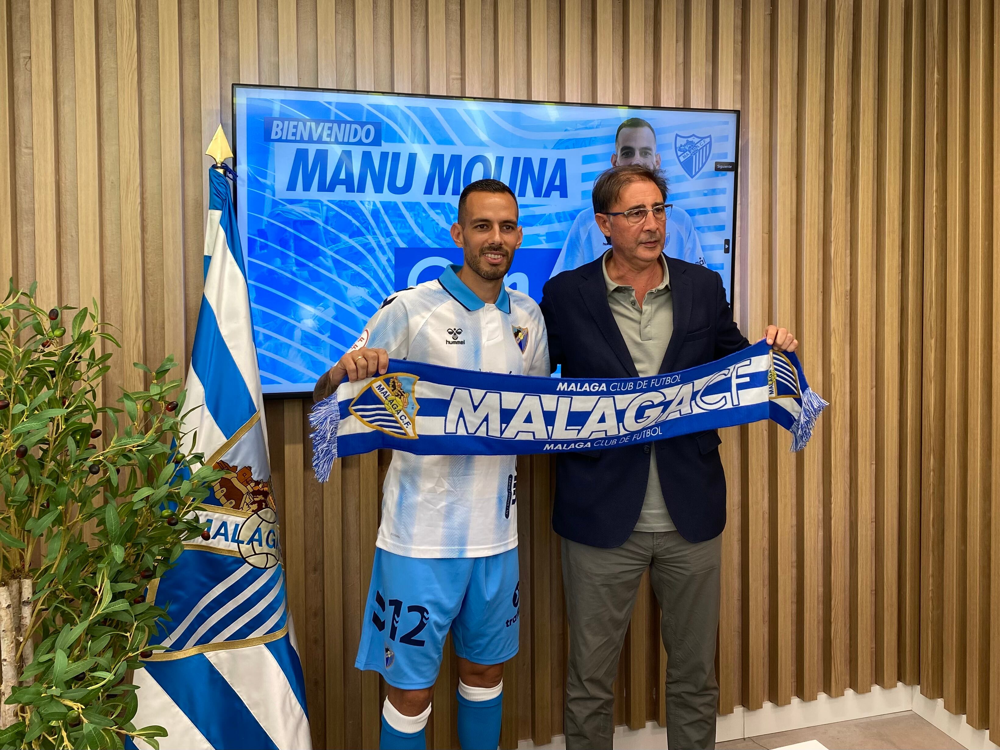 Presentación de Manu Molina con el Málaga, junto a Loren Juarros