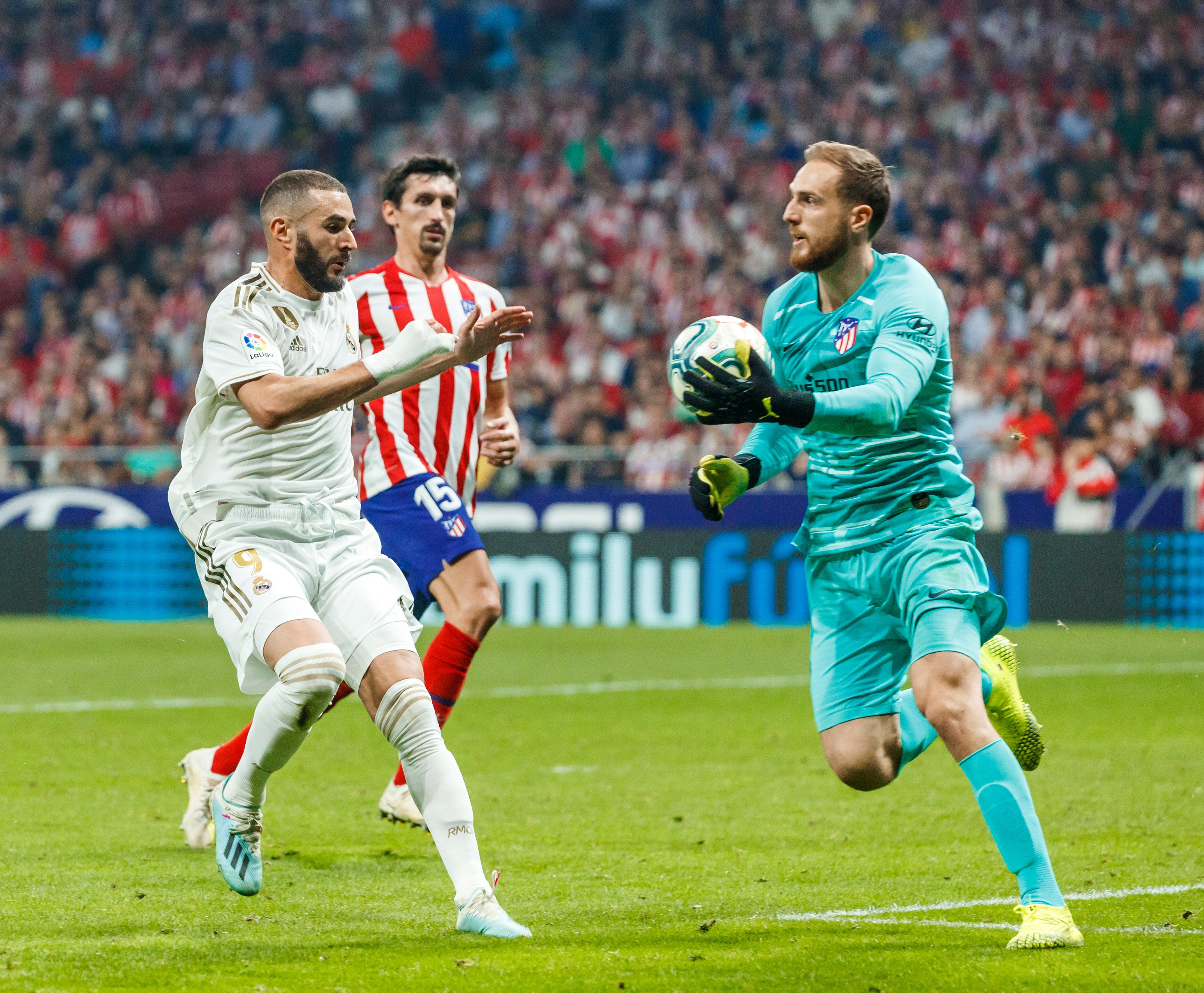 Oblak y Benzema, durante un derbi en 2019.