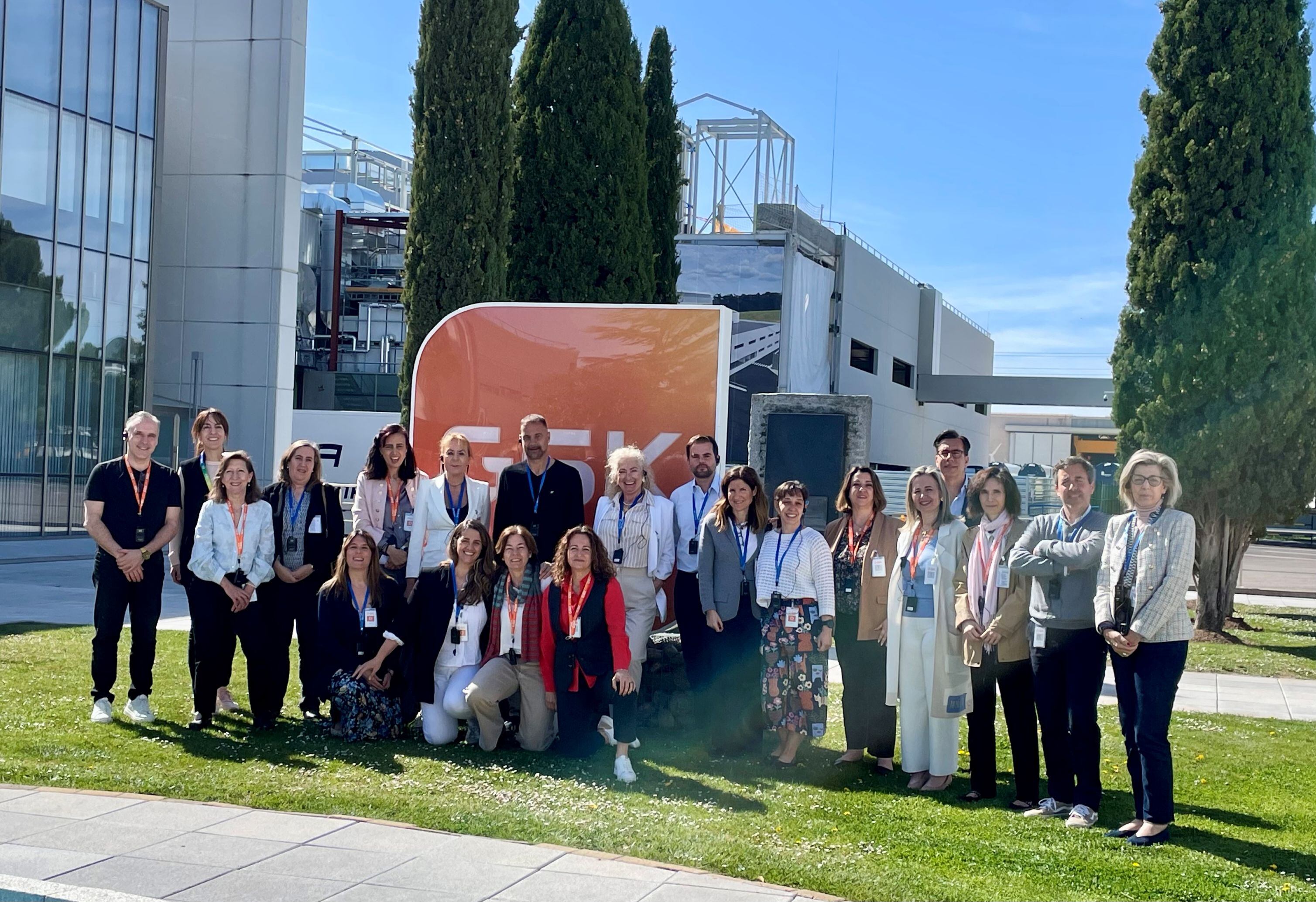 Los visitantes posan en el exterior de la fábrica