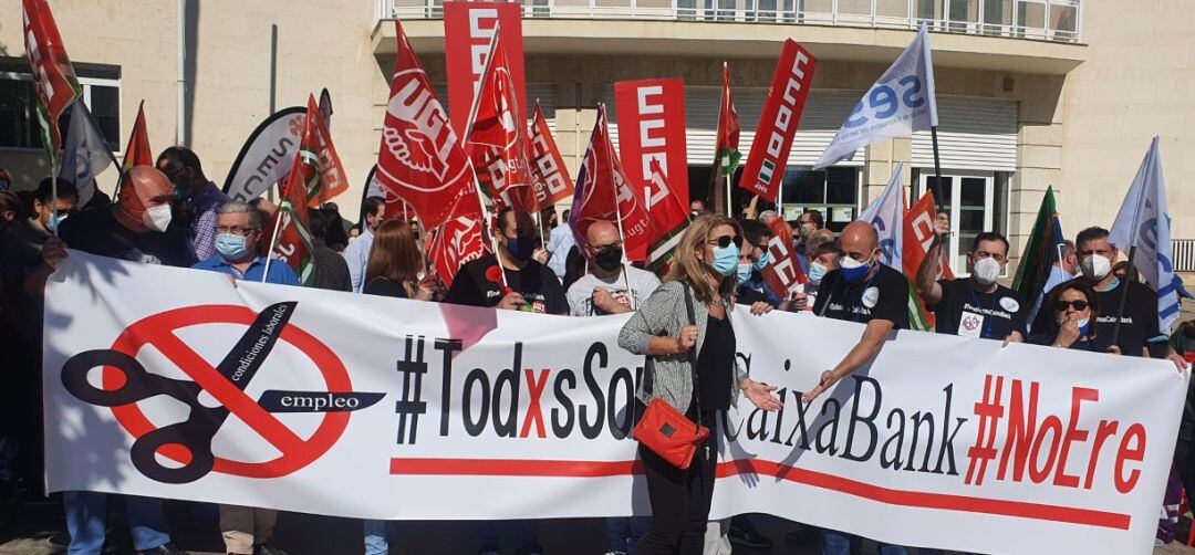 Concentración llevada a cabo en Jaén contra los despidos en Caixabank.