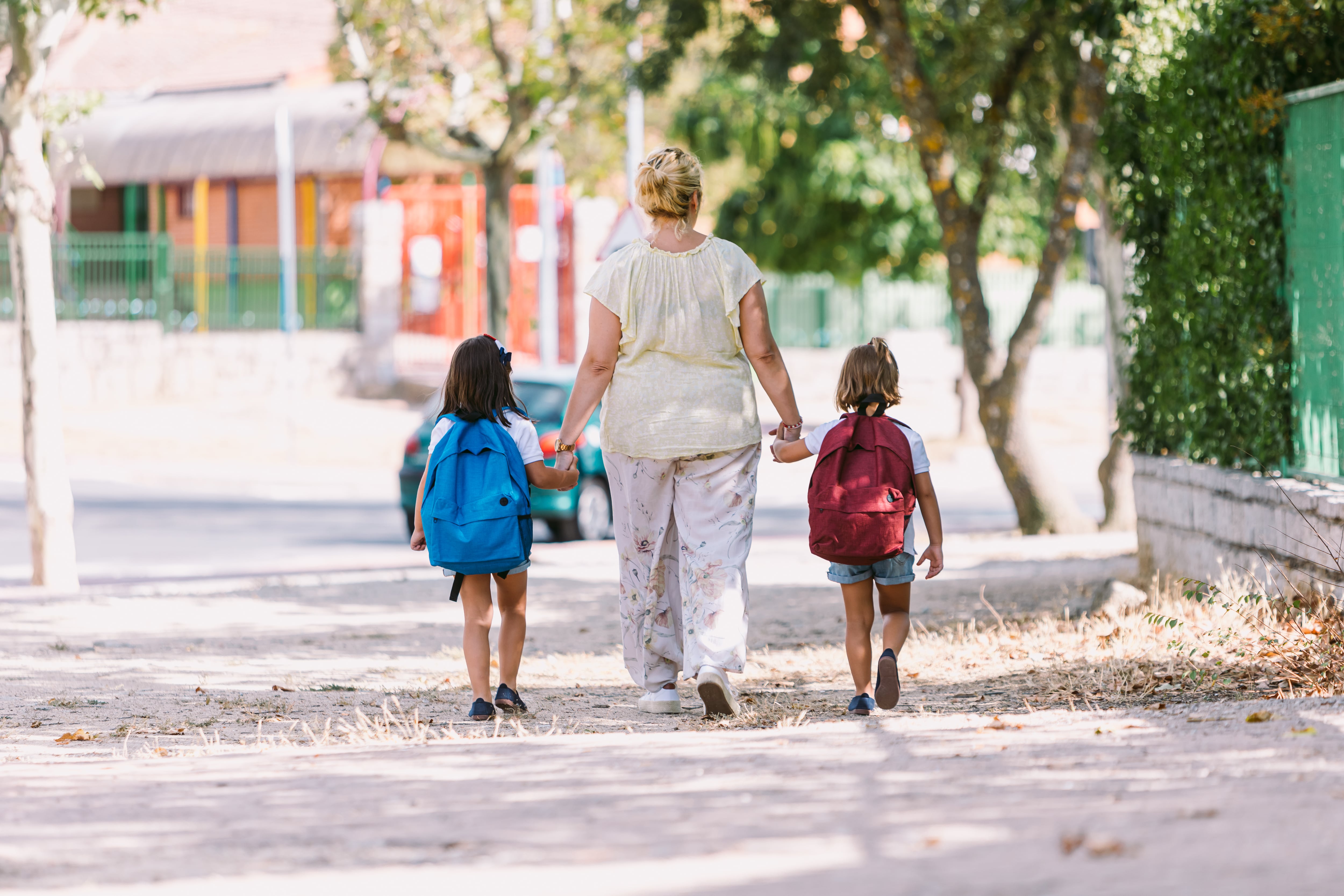 Madre e hijos van al colegio