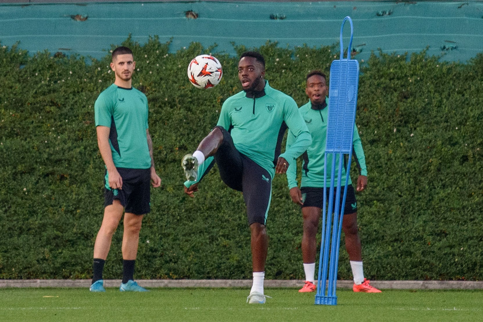 LEZAMA (BIZKAIA), 23/10/2024.- El delantero del Athletic Iñaki Williams (c), durante el entrenamiento celebrado este miércoles en Lezama previo al partido de la Liga Europa que Athletic Club y el Slavia Praga disputarán mañana en el estadio de San Mamés. EFE/Javier Zorrilla
