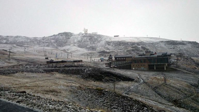Fotografía facilitada por Cetursa, de las precipitaciones que en forma de nieve han caído sobre Sierra Nevada en las últimas horas que han dejado sobre la estación andaluza un manto blanco en algunas de sus cumbres, lo que supone la primera nevada de este