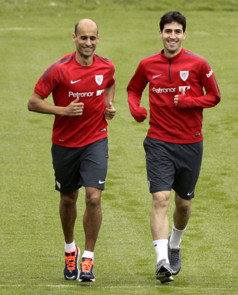 GRA156. LEZAMA (BIZKAIA), 11/03/2015.- Los jugadores del Athletic Club Mikel Rico (i) y Andoni Iraola (c) se ejercitan hoy con el preparador Mikel Clemente (d) en las instalaciones deportivas de Lezama, de cara a preparar el encuentro de Liga que disputarán este sábado a domicilio frente al Celta. EFE/Alfredo Aldai