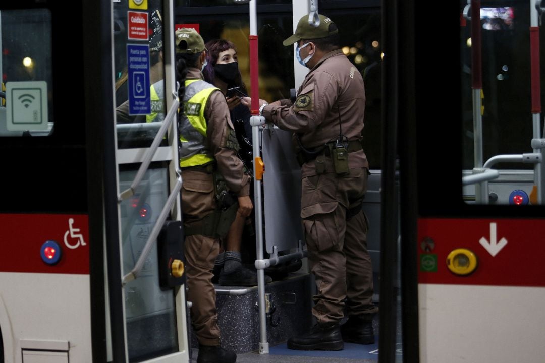 Policías haciendo un control rutinario durante el toque de queda en Santiago (Chile)