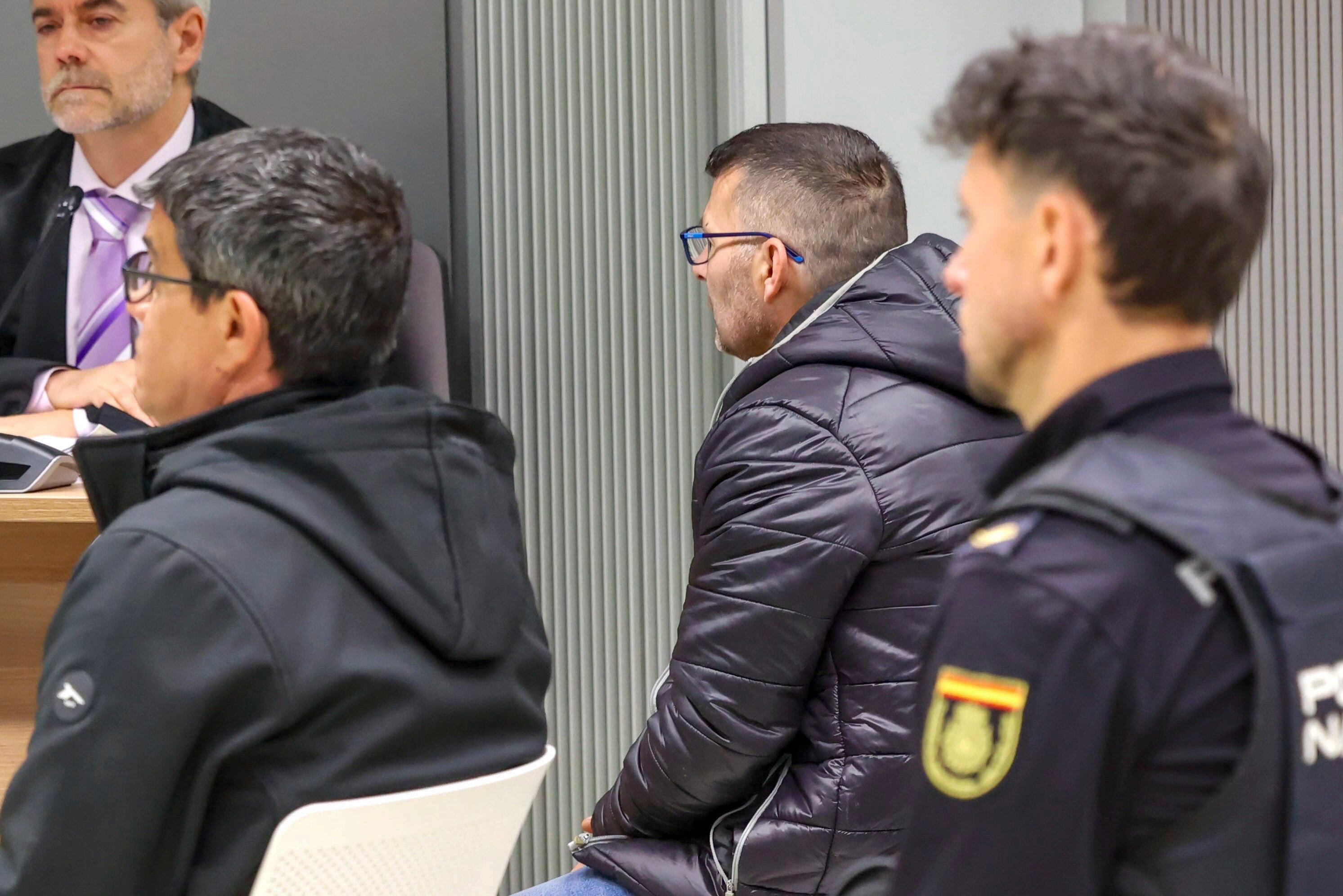 LOGROÑO, 08/05/2025.- La Audiencia de La Rioja inicia el juicio contra tres personas como presuntas autoras del asesinato de un hombre por una deuda de drogas, cuyo cadáver arrojaron a una sima de Viniegra en agosto de 2022 y para los que el fiscal pide una pena de 25 años de prisión a cada uno de ellos, este jueves en el Palacio de Justicia. EFE/Raquel Manzanares