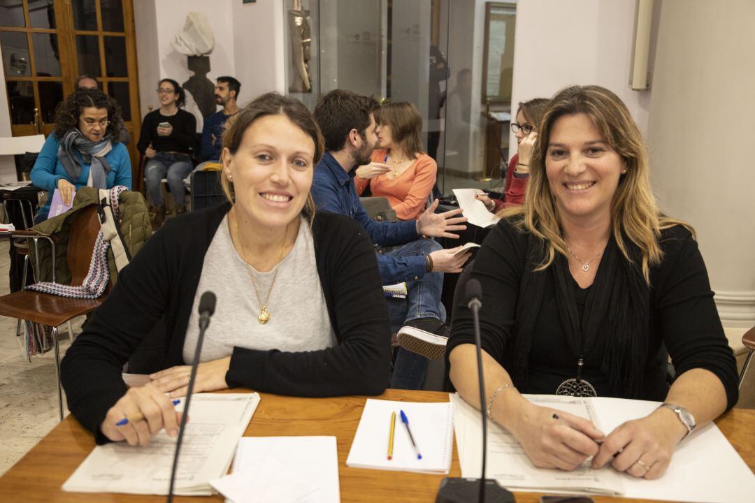 Imagen de archivo de las dos concejalas de Ciudadanos, en un pleno en el Ayuntamiento de Dénia.
