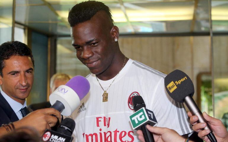 Mario Balotelli se dirige a los medios tras someterse a un reconocimiento médico en un hospital de Milán.