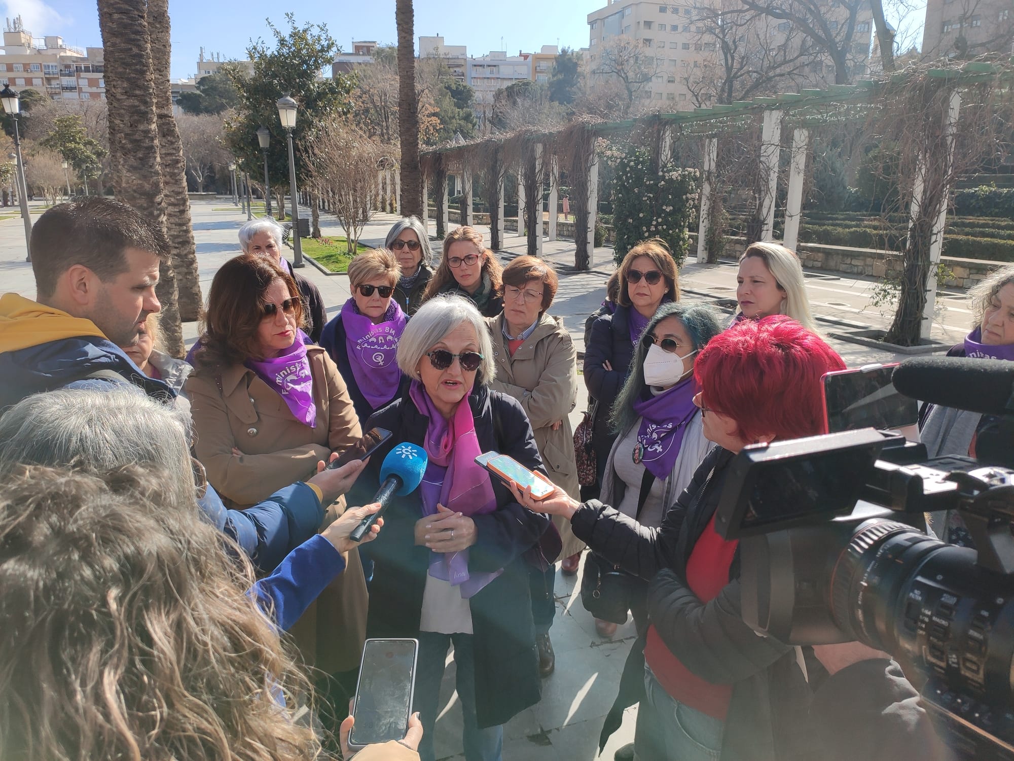 Componentes de la Comisión por la Igualdad y contra la Violencia de Género de Jaén y del Colectivo Feministas 8M Jaén durante una rueda de prensa