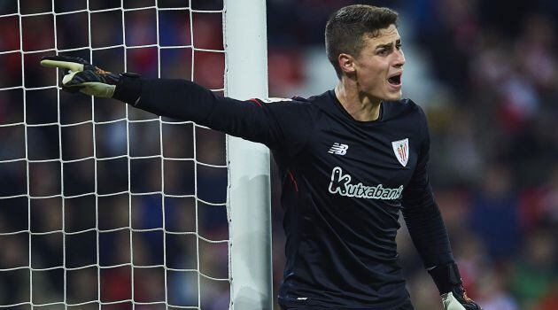 Kepa coloca a sus compañeros durante un libre directo favorable al Real Madrid