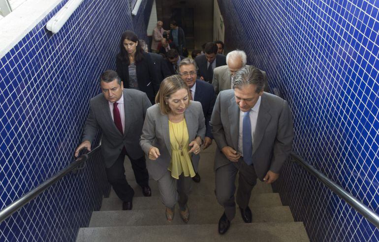 GRA242 SEVILLA, 28/09/2015.- La ministra de Fomento, Ana Pastor (c), junto al delegado del Gobierno en Andalucía, Antonio Sanz (i) y otras autoridades, durante la inauguración hoy de la nueva estación de Jardines de Hércules, en Bellavista (Sevilla), donde ha resaltado &quot;la alta rentabilidad social&quot; de las Cercanías ferroviarias, cuyo billete esta financiado más del 60 % en algunos trayectos. EFE/Julio Muñoz