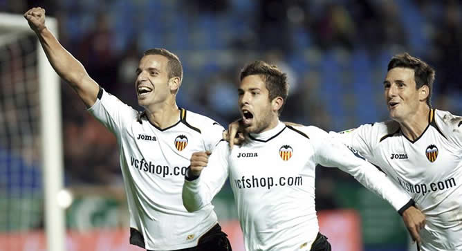 Soldado y Aduriz celebran el gol con Jordi Alba