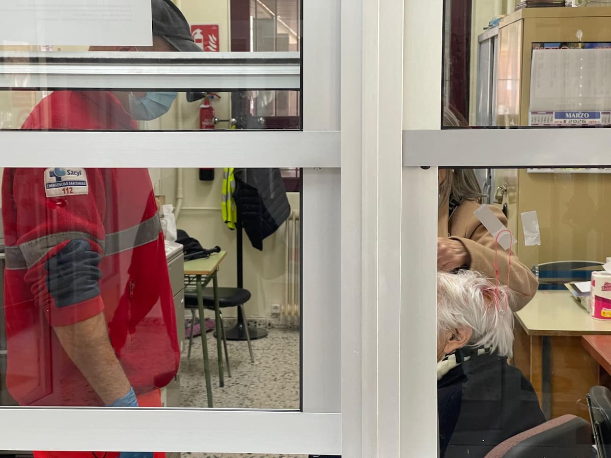 Acercan la urna a una mujer de avanzada edad que se accidentó a las puertas del colegio