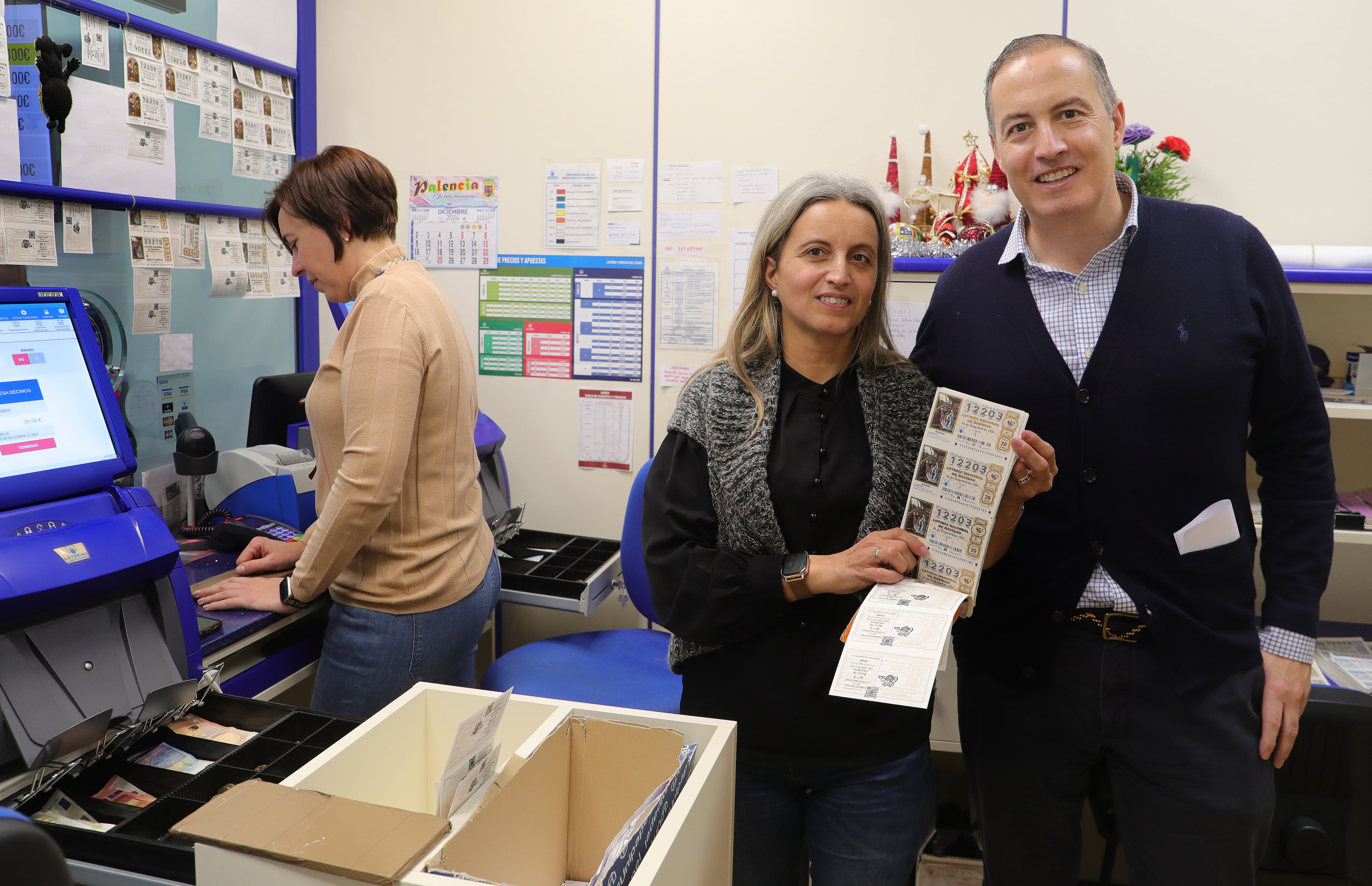 La Administración de Loterías Número 3 de Palencia vende varios décimos para el Gordo de Navidad a una empresa de Picanya que quedó arrasada con la Dana, en la imagen el gerente, Carlos Morales , junto al emblema de la administración