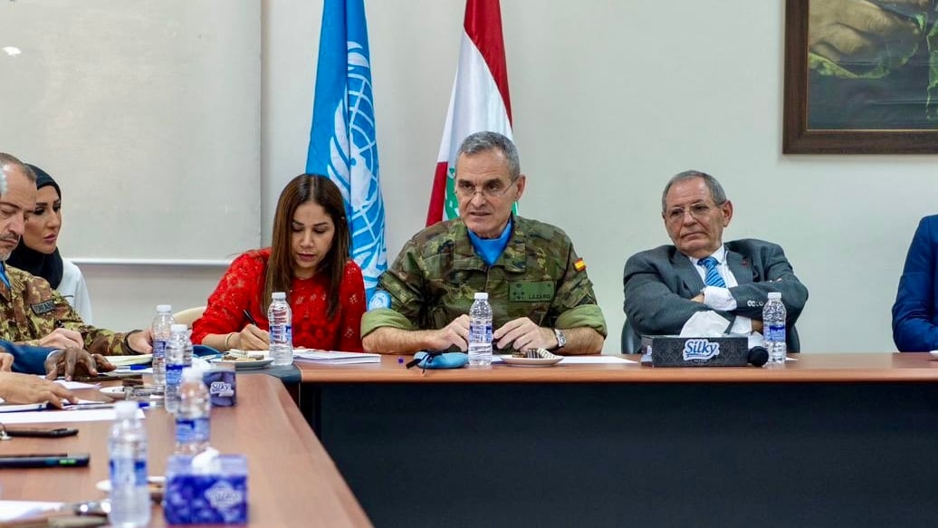 El general de división, Aroldo Lázaro, Jefe de Misión y Comandante de la Fuerza Provisional de la ONU en El Líbano (c) durante una reunión.