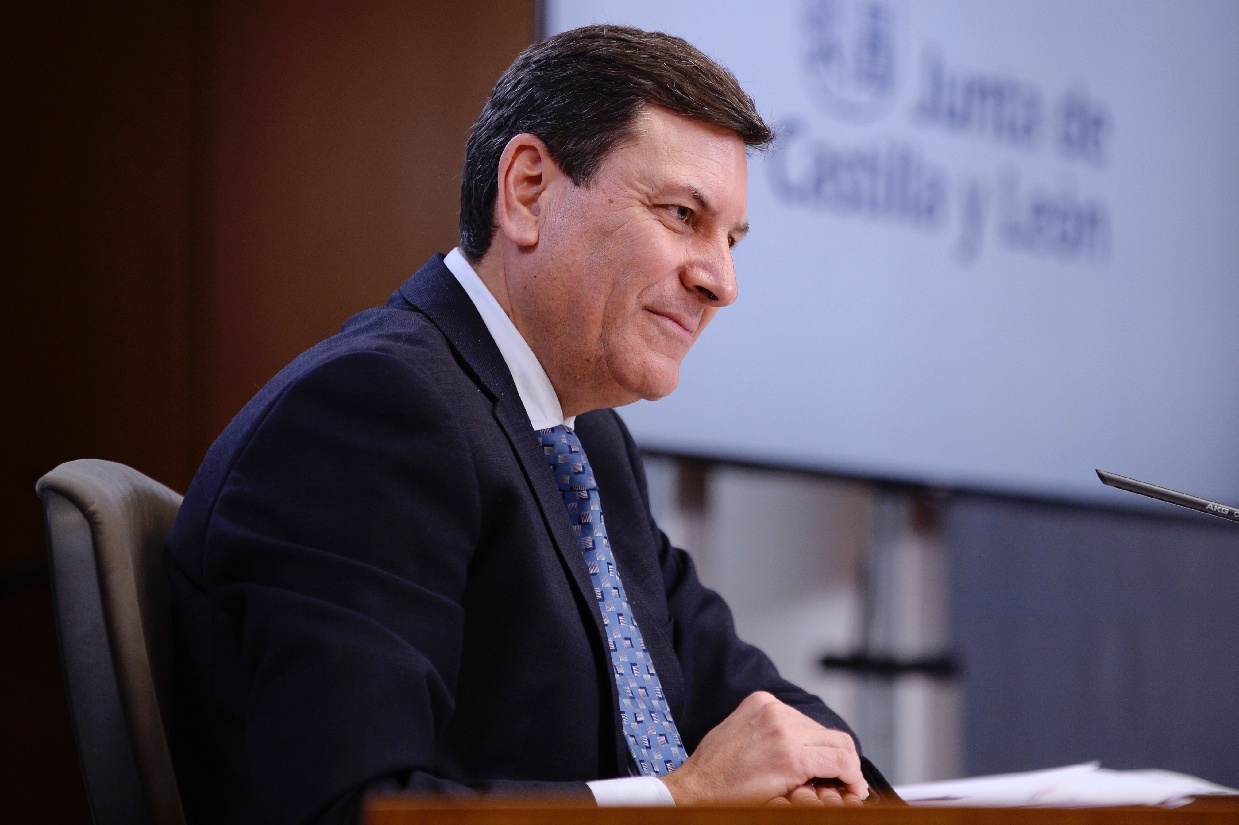 El portavoz y consejero de Economía, Carlos Fernández Carriedo, durante la rueda de prensa este jueves ofrecida tras la reunión del Consejo de Gobierno, en Valladolid.