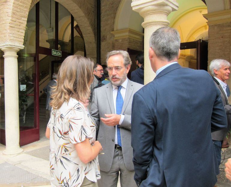 El consejero Felipe López (c) conversa con Ana Cobo y José Manuel Colmenero, en una imagen de archivo.