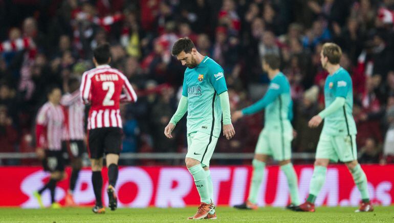 Los jugadores del Athletic celebran uno de los tantos ante la decepción culé