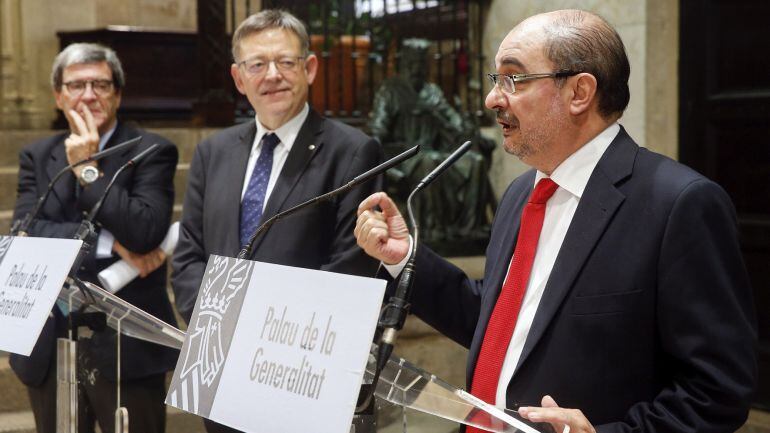 El president de la Generalitat, Ximo Puig (c) , y el presidente de Aragón, Javier Lambán (d), durante el encuentro mantenido esta mañana para tratar, entre otros asuntos, sobre las comunicaciones entre ambas comunidades. En la imagen, junto al presidente 