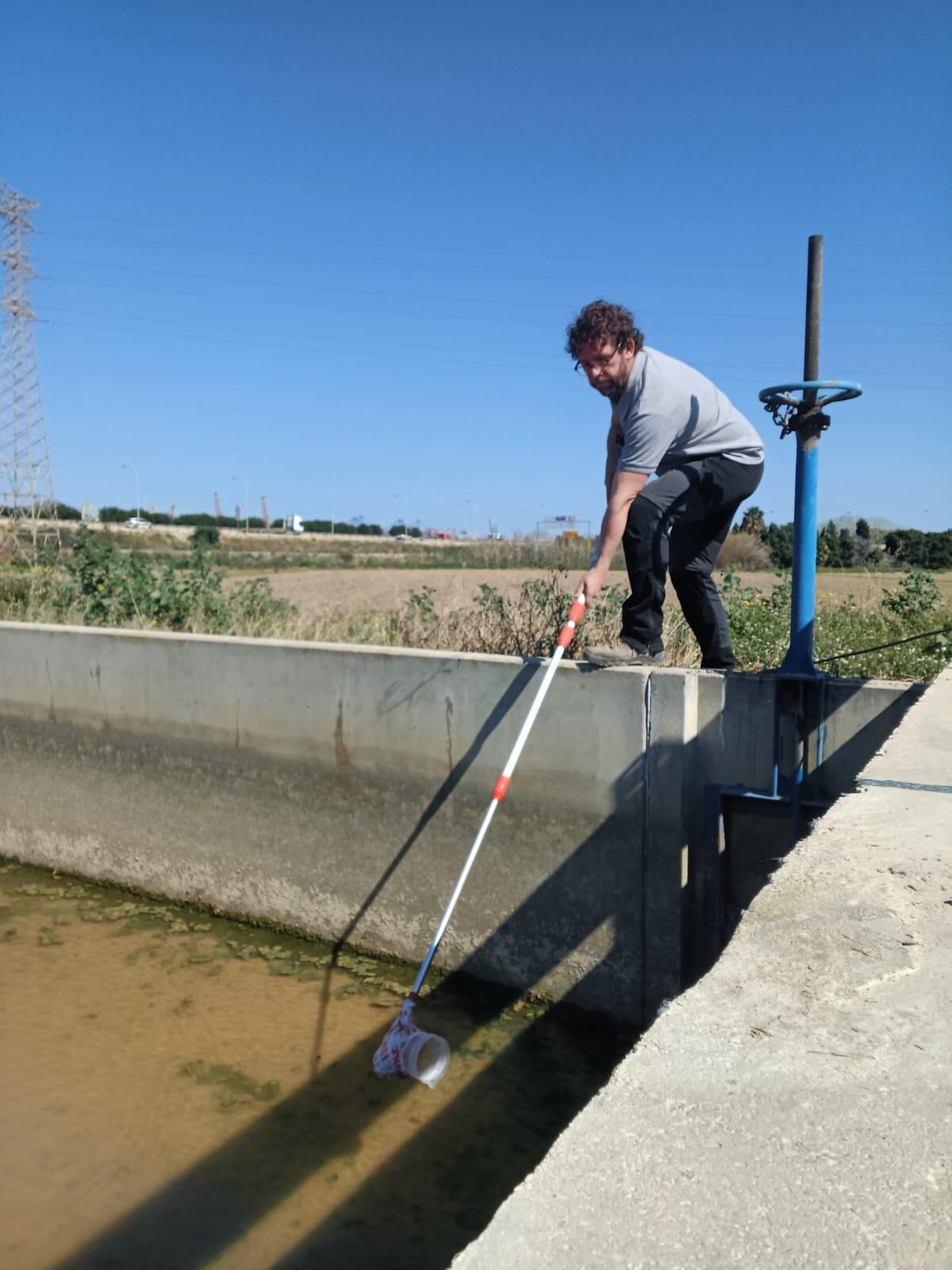 Toma de muestras en la acequia del Oro