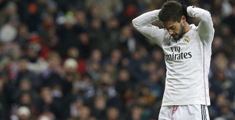 El centrocampista del Real Madrid, Francisco Román Alarcón &quot;Isco&quot;, durante el encuentro aplazado, correspondiente a la decimosexta jornada de primera división, que disputan esta noche frente al Sevilla en el estadio Santiago Bernabéu