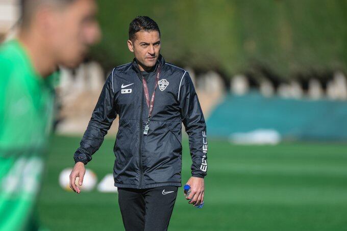 Francisco sigue con atención un entrenamiento del Elche esta semana