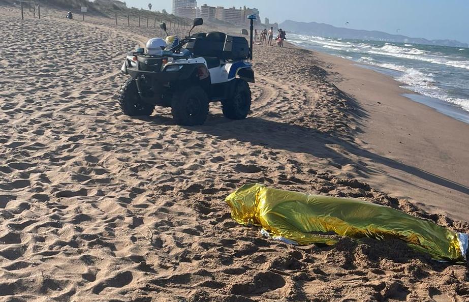 El cuerpo de una de las personas fallecidas en la playa de Els Marenys en Tavernes de la Valldigna.