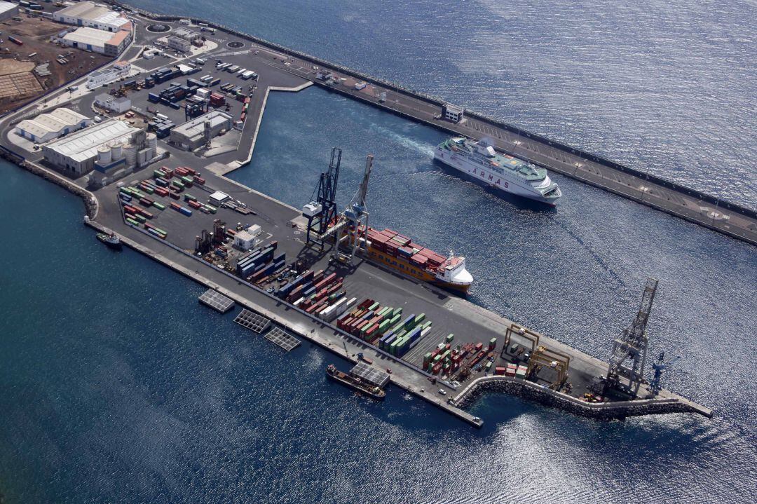 Imagen aérea del puerto de Arrecife.