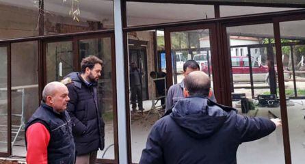 Momento de la visita del alcalde, Juan Francisco Serrano, acompañado de concejales y técnicos municipales