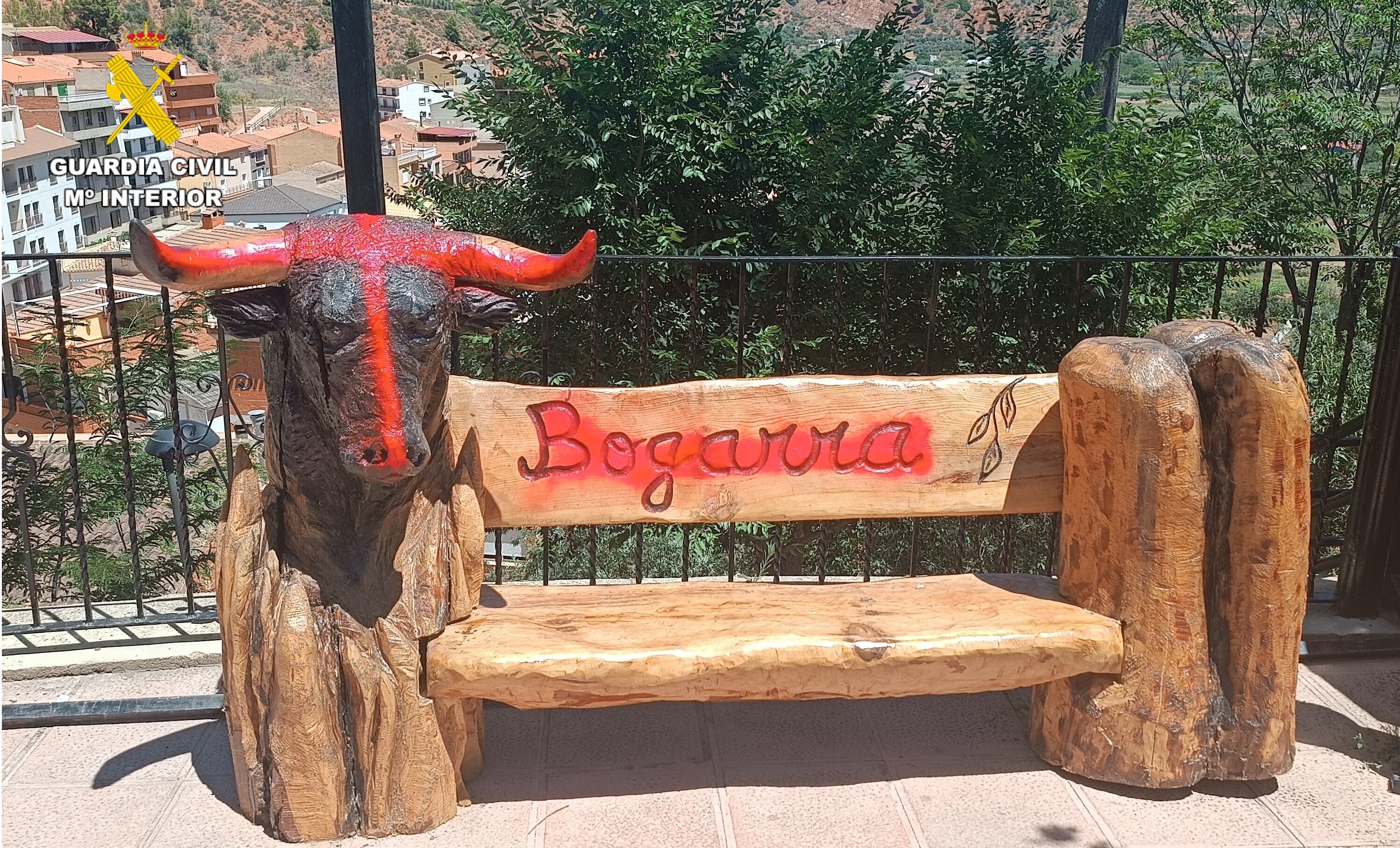 Daños de la escultura en Bogarra