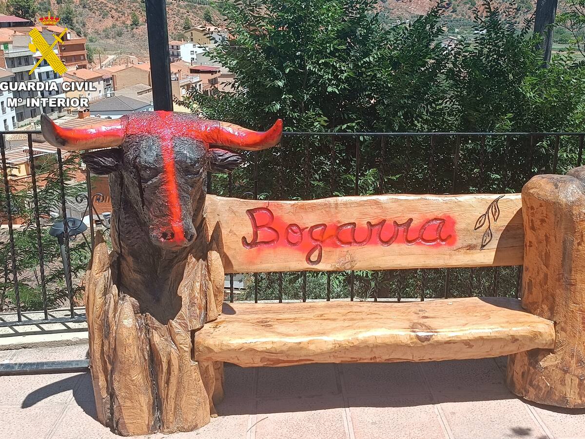 Investigan a un vecino de Bogarra (Albacete) por los daños causados a una estatua taurina
