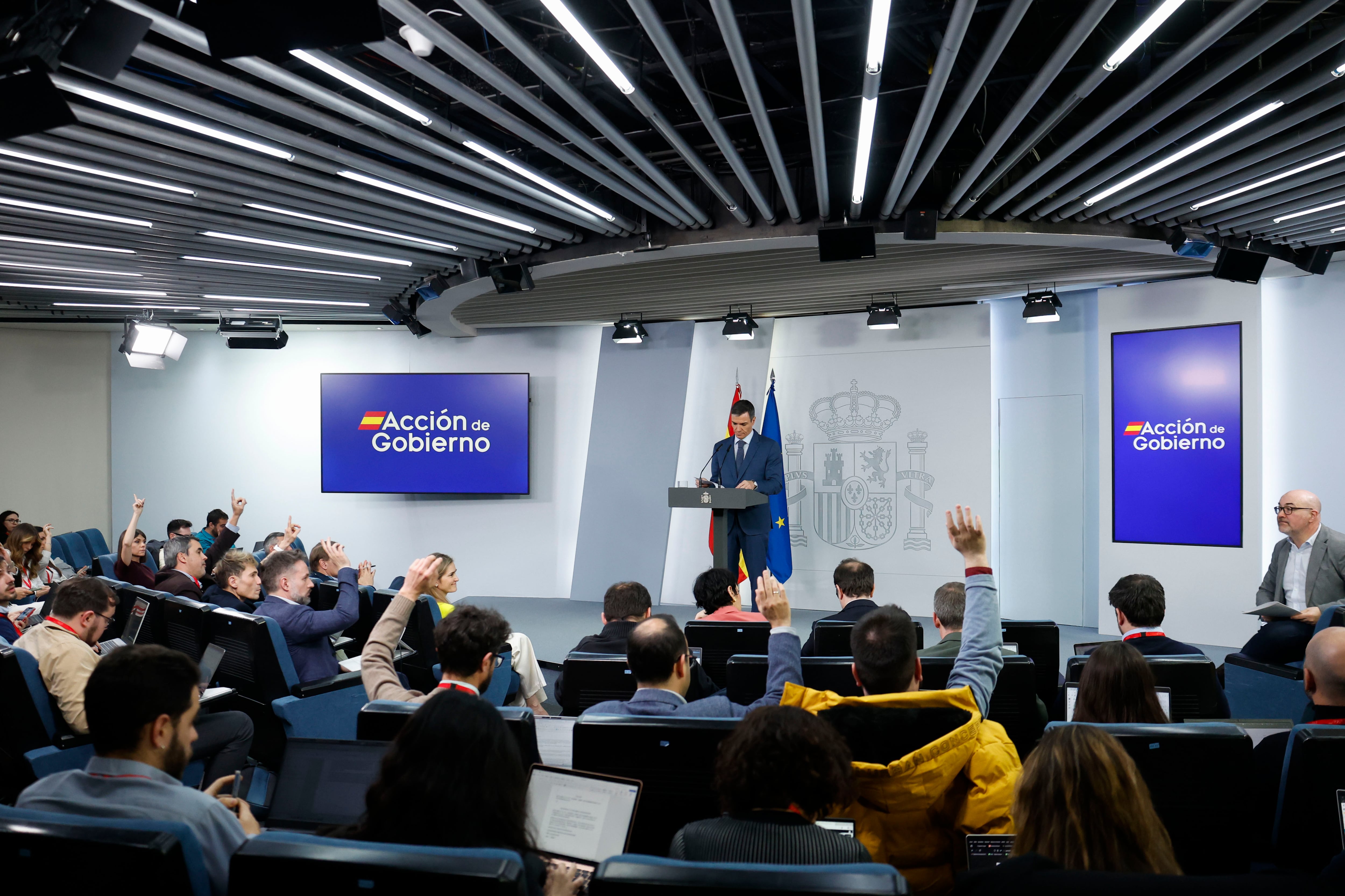 MADRID, 20/03/2026.- El presidente del Gobierno, Pedro Sánchez, durante su comparecencia este viernes, tras finalizar la reunión del Consejo de Ministros extraordinario en la Moncloa, en la que ha anunciado que bajará la fiscalidad de los carburantes "hasta el mínimo que permite la Unión Europea", lo que permitirá a los usuarios ahorrar hasta 30 céntimos por litro en función del combustible utilizado. EFE/Javier Lizón