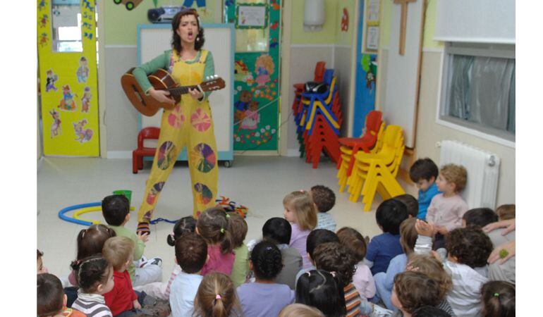 El público infantil participa con entusiasmo en cada cuentacuentos