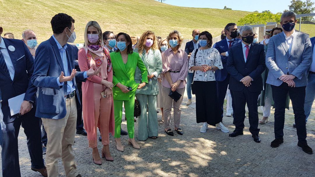 La presidenta de la Diputación de Pontevedra, Carmela Silva, la alcaldesa de Tomiño, Sandra González y el vicepresidente de la Xunta, Alfonso Rueda entre los asistentes a la presentación del Parque da Amizade