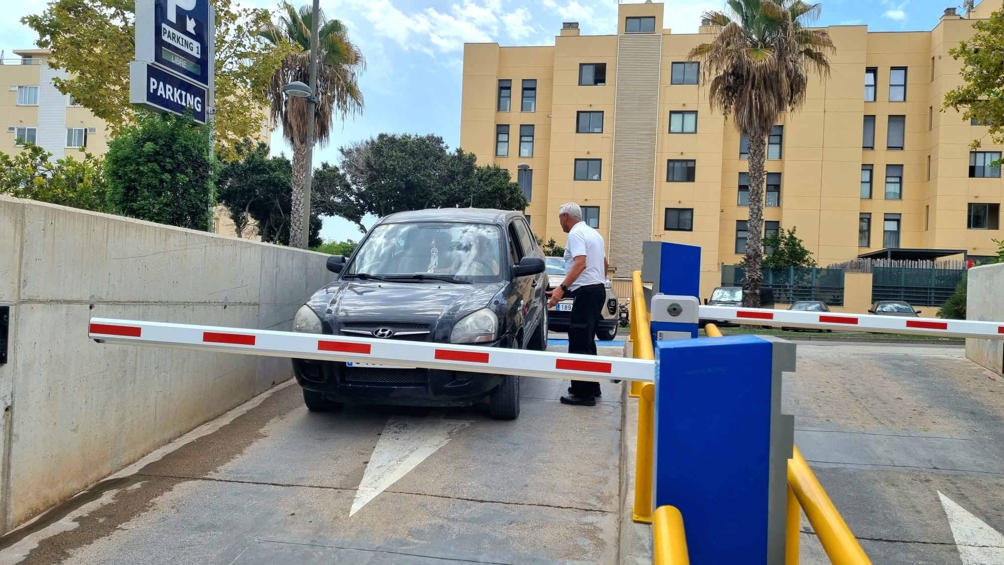 Imagen de la entrada al aparcamiento