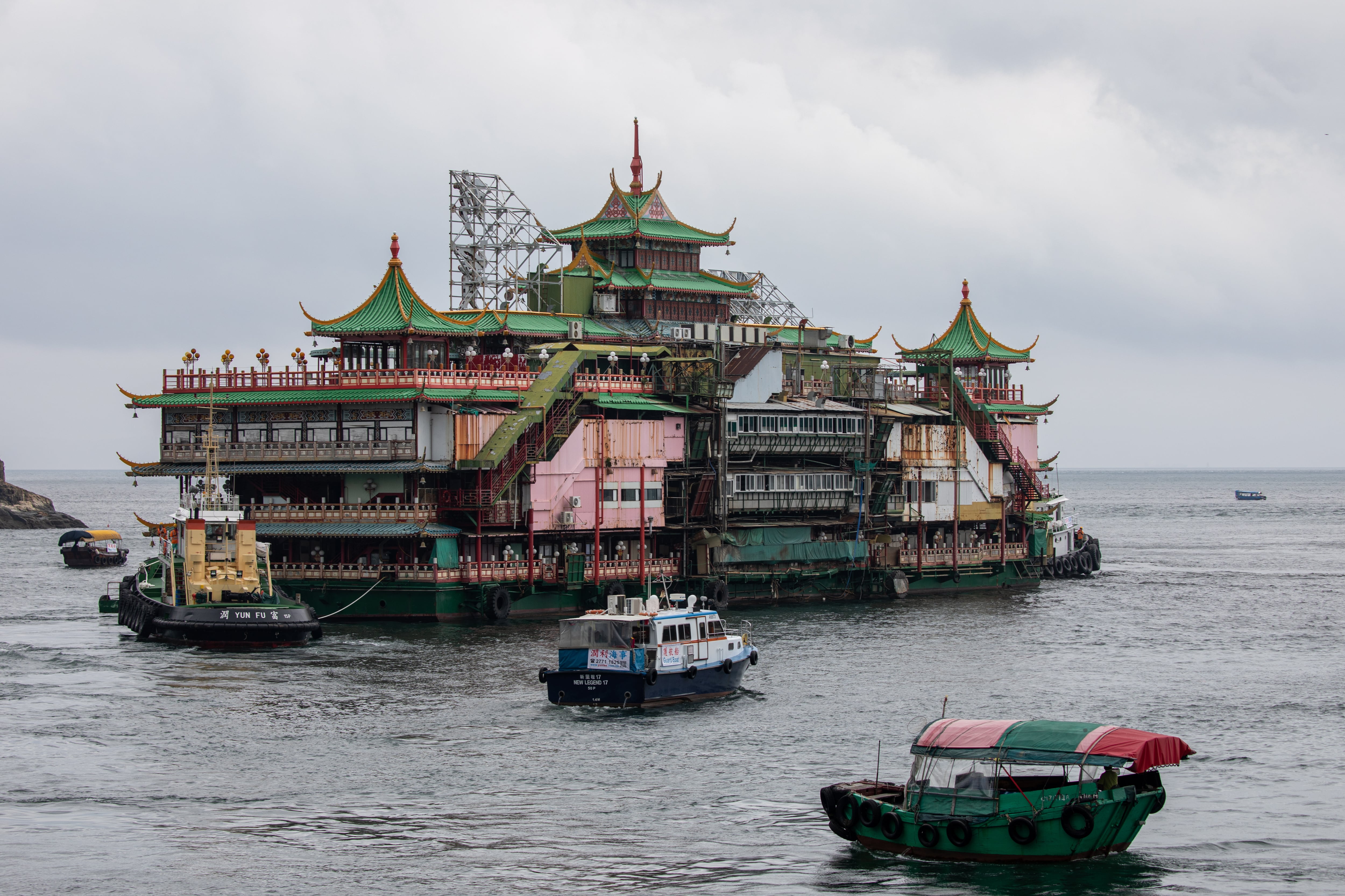 Después de 46 años, el icónico Restaurante Flotante Jumbo fue remolcado fuera de la ciudad en un intento de salvar la atracción turística