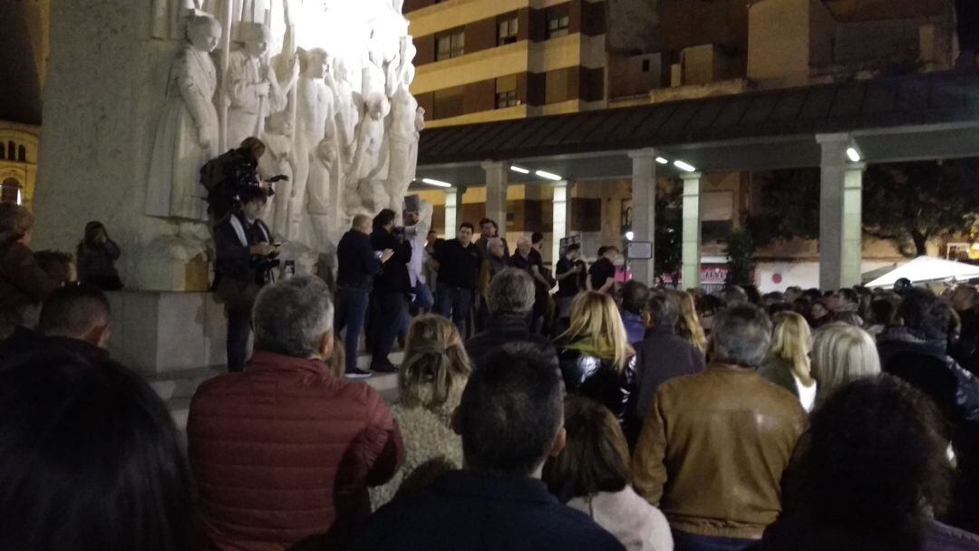 Según cifras de la Policía Local de Castelló, cerca de 350 personas se manifestaron ayer en una concentración a favor de las Tascas