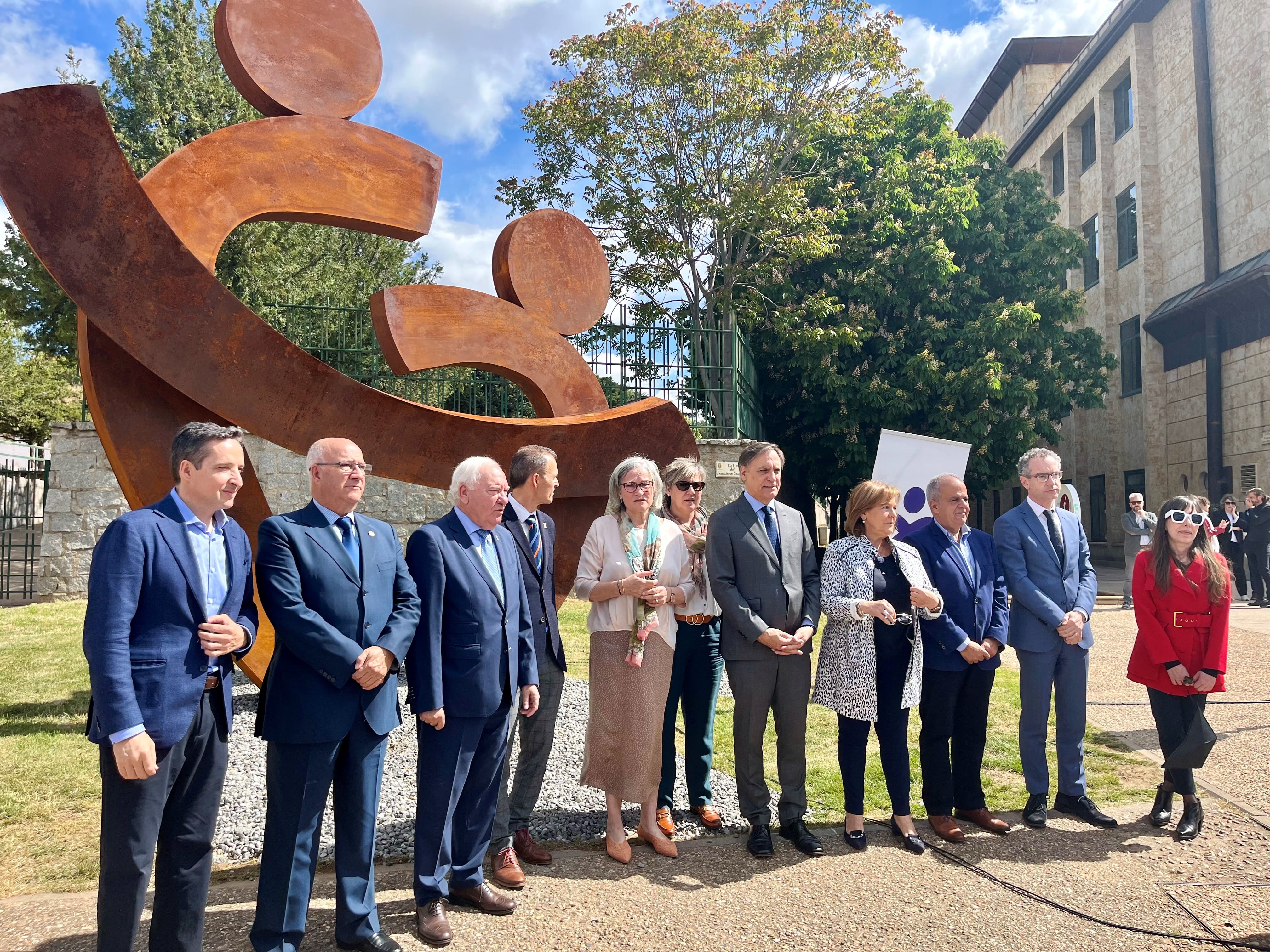 Autoridades junto a la escultura &#039;Cuidar la vida&#039;