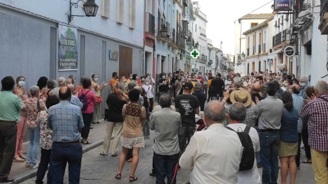 Concentración en la calle Lucano, frente al centro de salud