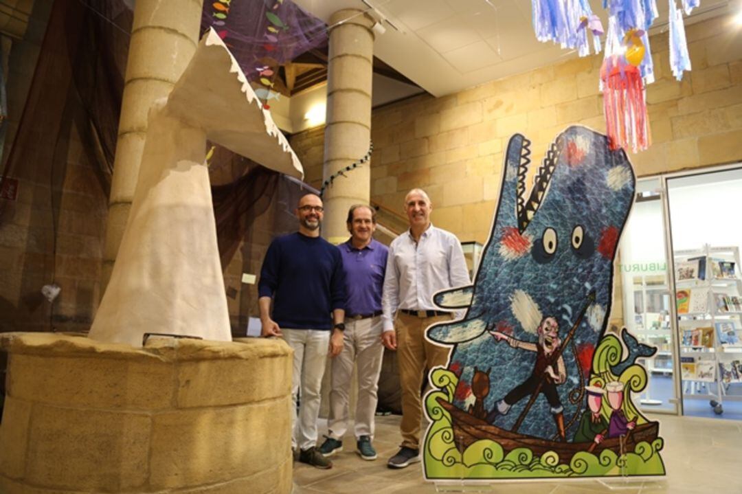El Concejal de Cultura Juan Luis Silanes, del Bibliotecario Municipal Kote Guevara y Egoitz Alcaraz, de Psilocybe Elkartea en la exposición de Moby Dick.
