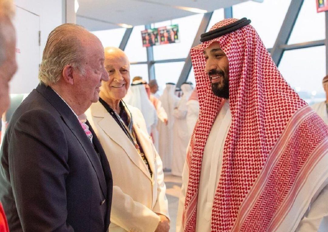 El rey Juan Carlos saluda al príncipe heredero de Arabia Saudí hace unos semanas