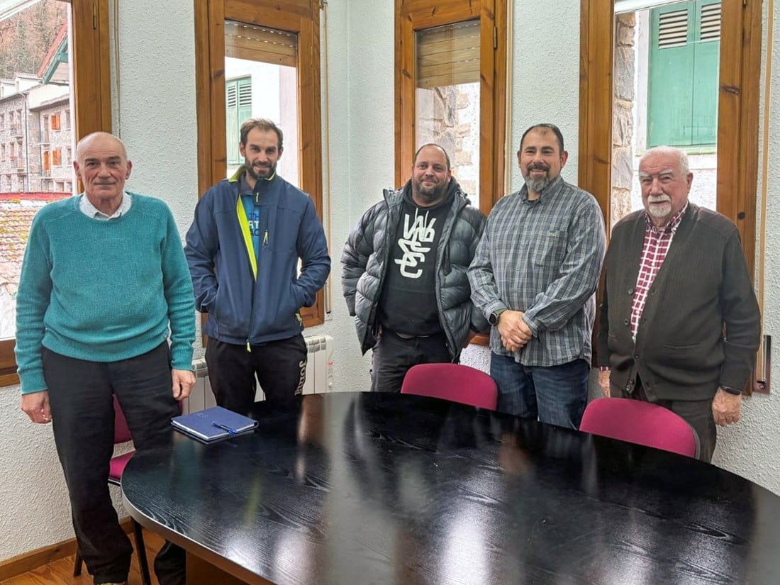 Manuel Callau, a la izquierda, con el resto de la Corporación Municipal de Seira