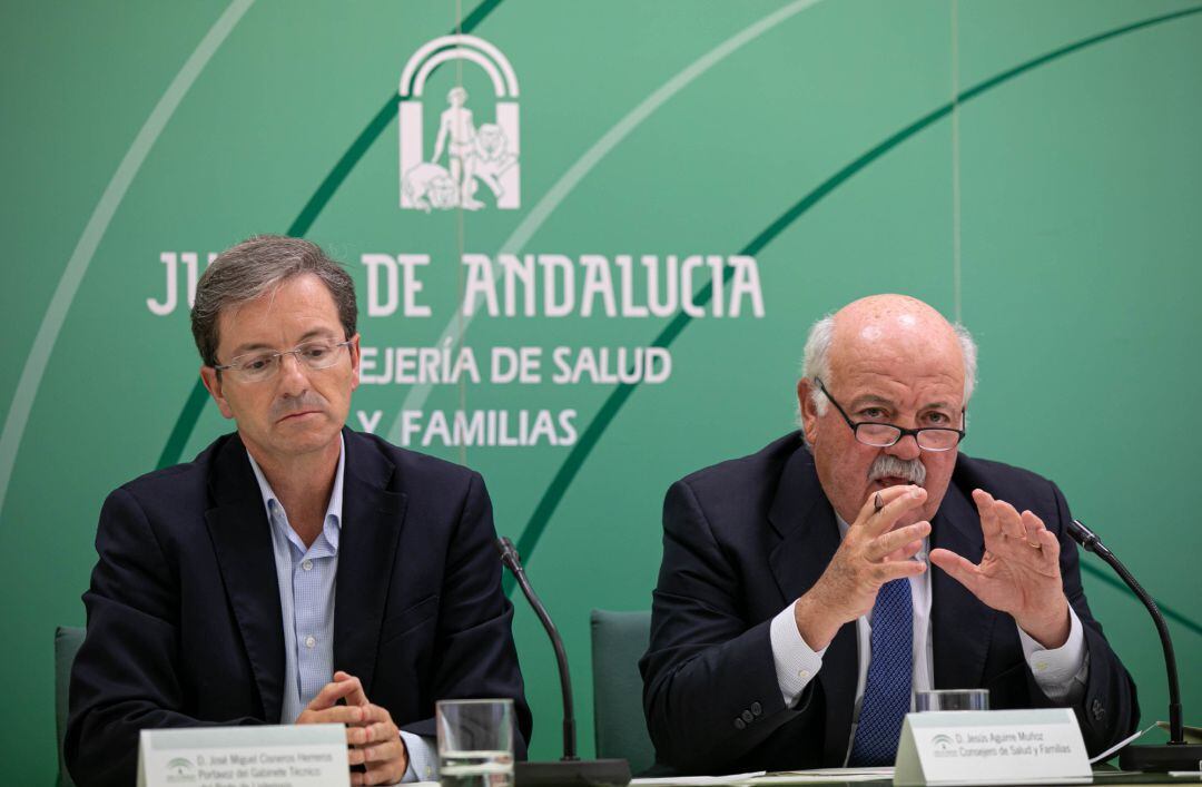 El consejero de Salud y Familias, Jesús Aguirre (d) junto al portavoz del gabinete técnico de la consejería, José Miguel Cisnero (i) informan sobre la activación de una nueva alerta alimentaria nacional por listeria este viernes en una imagen de archivo