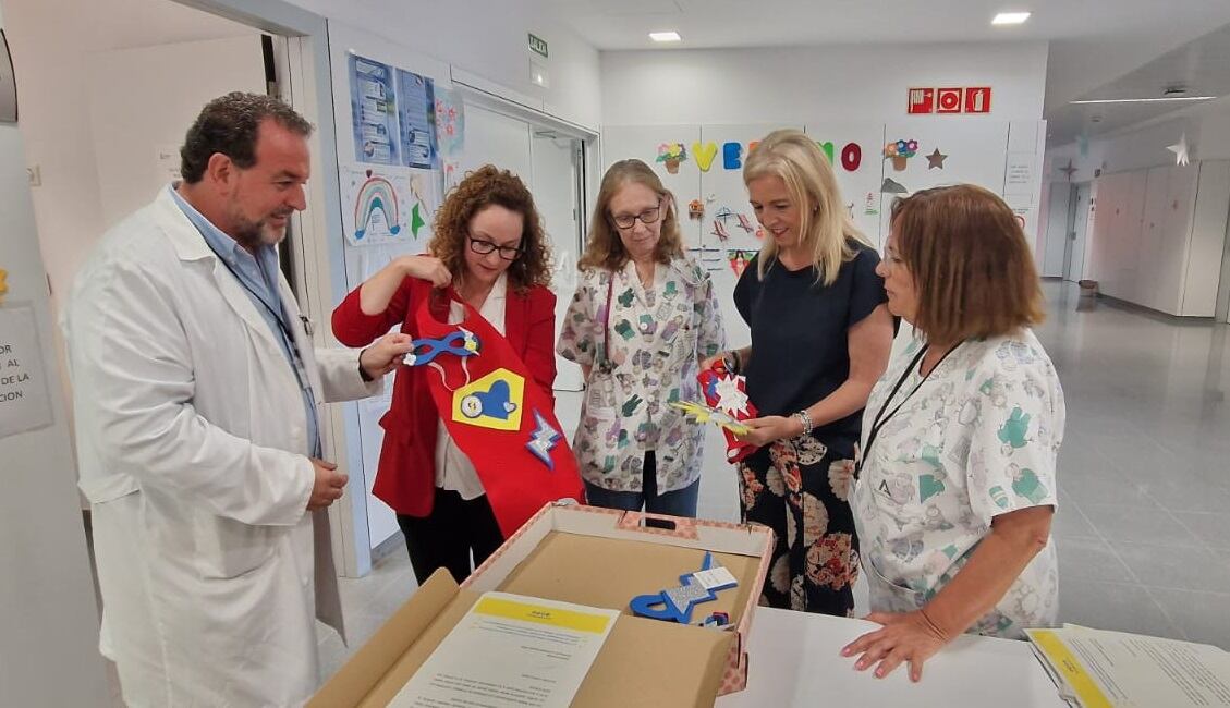 Un momento de la entrega de los kits