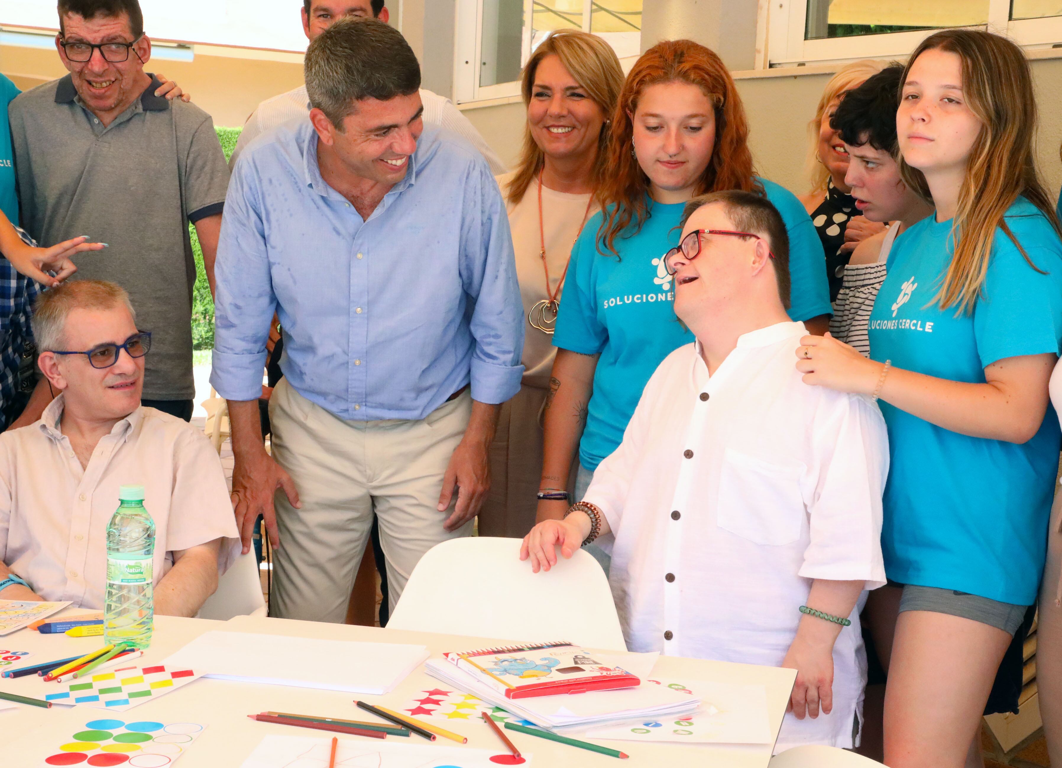 El President Mazón con algunos usuarios. Fuente: GVA