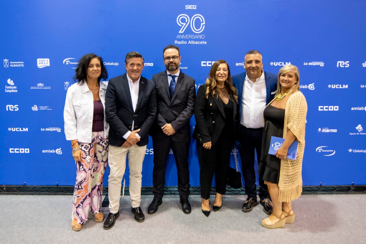 El gerente de Wagen Motors Volkswagen, Isidro Robles, acompañado de su pareja, el gerente de ventas de Radio Albacete, José Manuel Hinojosa, la directora de Radio Albacete, Justina Gómez, y el gerente de talleres Rubens, Paco González, con su pareja.