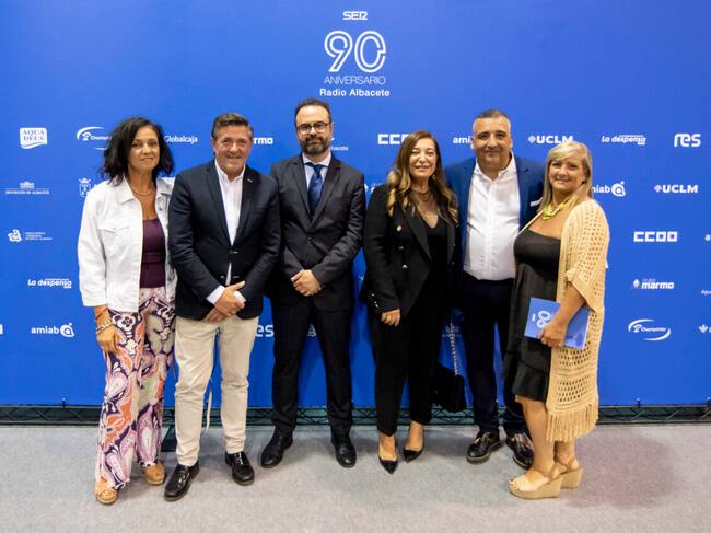 El gerente de Wagen Motors Volkswagen, Isidro Robles, acompañado de su pareja, el gerente de ventas de Radio Albacete, José Manuel Hinojosa, la directora de Radio Albacete, Justina Gómez, y el gerente de talleres Rubens, Paco González, con su pareja.