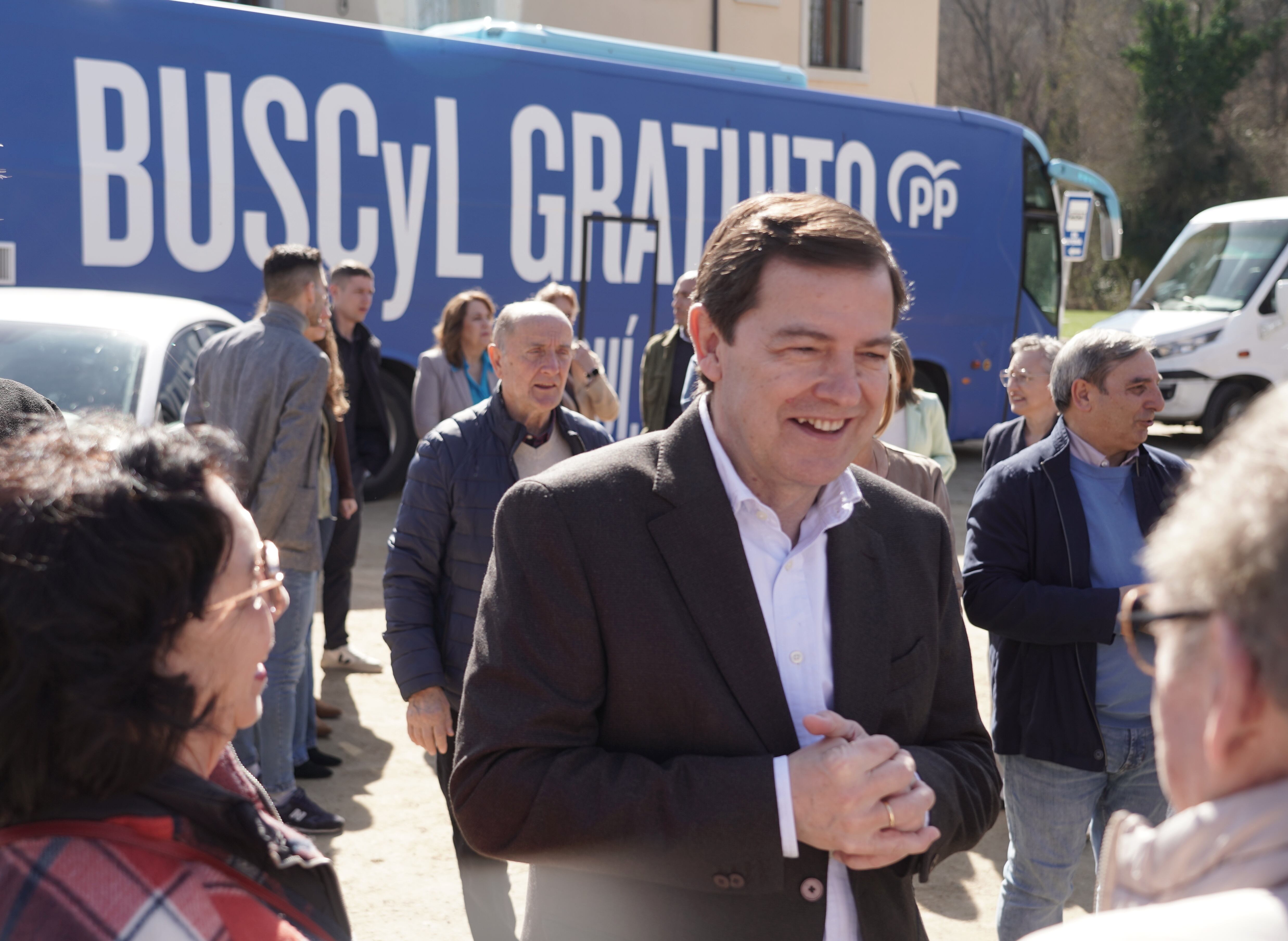 El candidato del Partido Popular de Castilla y León a la reelección como presidente de la Junta, Alfonso Fernández Mañueco, participa en Segovia en el acto de presentación autonómica de la caravana electoral