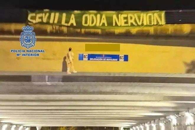 Muñeco ahorcado con la camiseta del jugador del Sevilla Jordán en un puente de Sevilla/ Policía Nacional