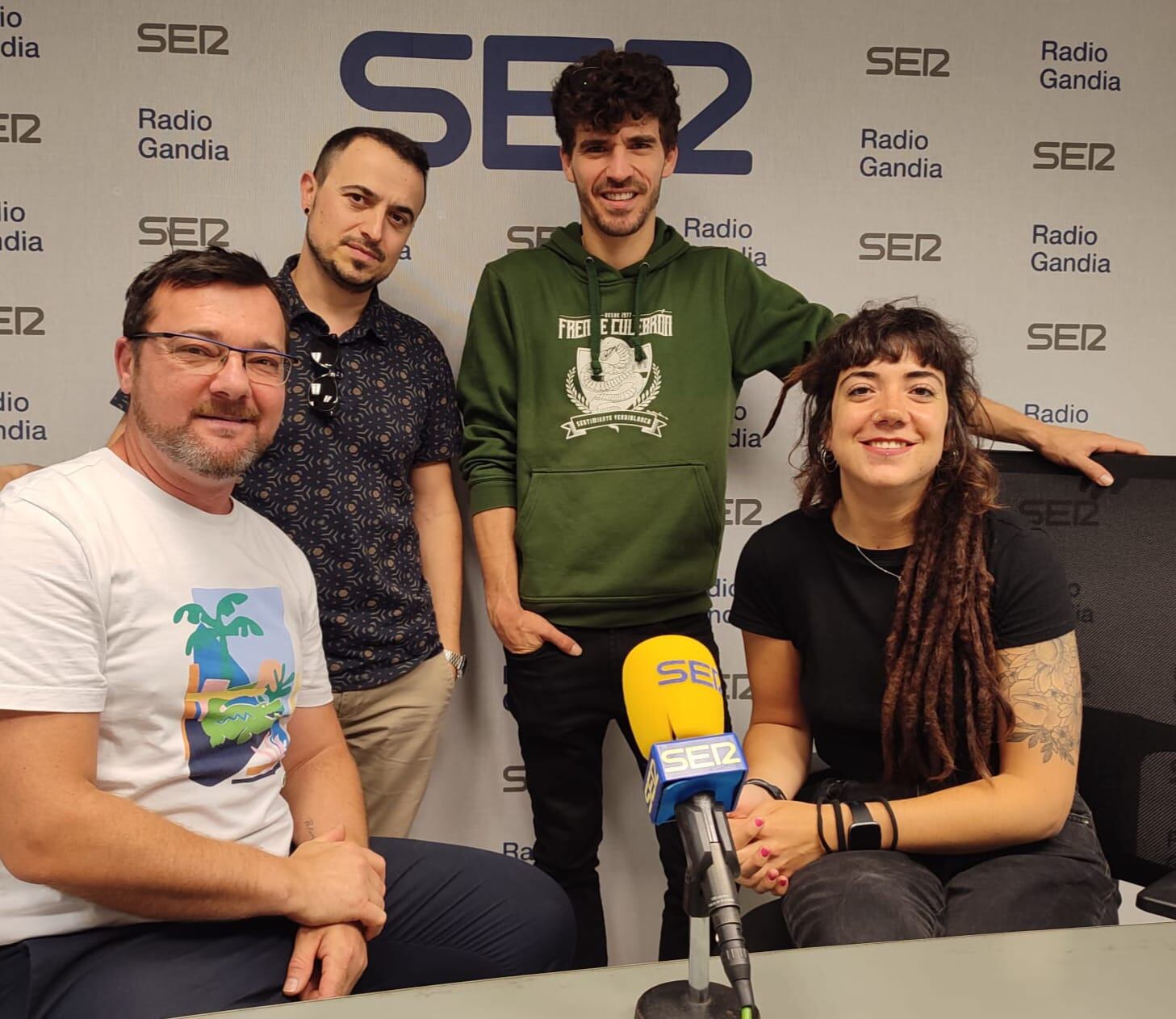 Ana Rajadel y Félix Cortés, coodinadores de la Escola Emergents, y Zabalo Borràs, jefe de estudios de la Escola de Música del Grau de Gandia en los estudios de Radio Gandia SER.